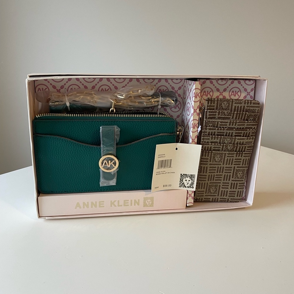 NWT ANNE KLEIN Boxed Wallet on a Chain Crossbody with Cardholder in Emerald